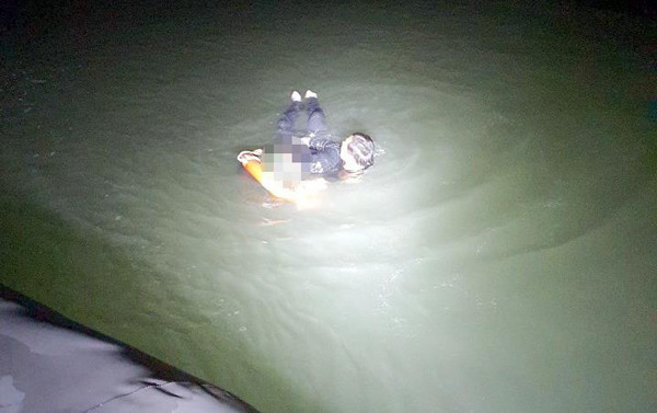 26일 오전 인천시 중구 무의도 하나개해수욕장 인근에서 해루질을 하다가 밀물에 빠진 40대 남성이 해경에 구조되고 있다. /사진 = 인천해양경찰서 제공