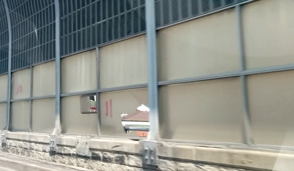 옛 경인고속도로 도화IC에서 인천기점으로 가는 구간에 11번째 파손된 방음벽이 달리는 차량 안에서 보이고 있다. /사진=김종국 기자