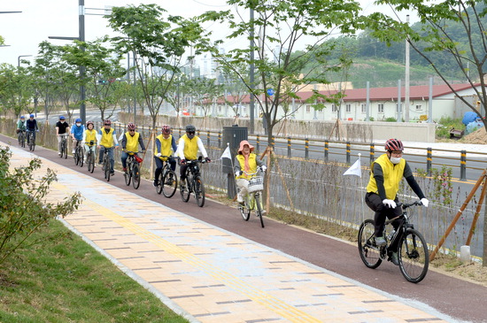 오산시의회 의원들이 지역 자전거도로를 직접 돌아보며 사전 현장점검을 하고 있다. <오산시의회 제공>