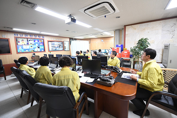 김상호 하남시장과 공무원들이 재난안전 상황실에서 코로나19 방역 관련 정부 관계자들과 화상회의를 진행하고 있다.