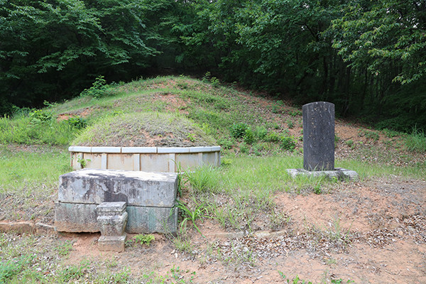 홍만선은 부친 홍주국의 묘역에 함께 묻혀있다.