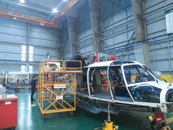 중부해경청 항공단 자체기술로 정비하는 헬기( 팬더B515호)
