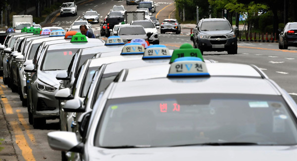 1일 인천종합버스터미널 앞 택시 승강장에 손님을 기다리는 택시가 줄 지어 서 있다. /이진우 기자 ljw@kihoilbo.co.kr