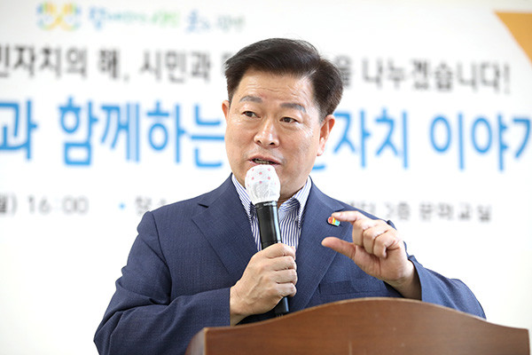 박승원 광명시장이 주민자치에 대해 이야기하고 있다.