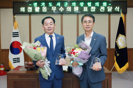 우수의원에 선정된 김연균(왼쪽), 구구회 의원.   <의정부시의회 제공>