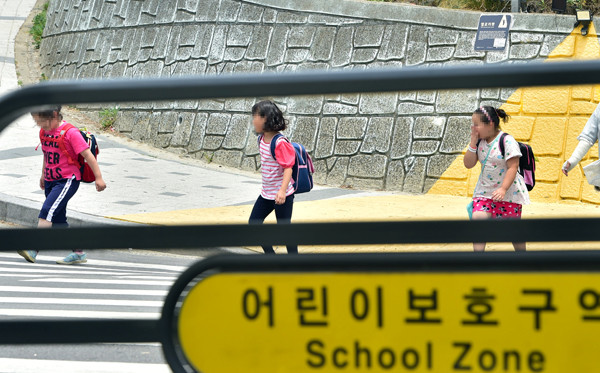 인천시 서구의 한 초등학교 앞 도로에서 학생들이 횡단보도를 건너고 있다.  <기호일보 DB>