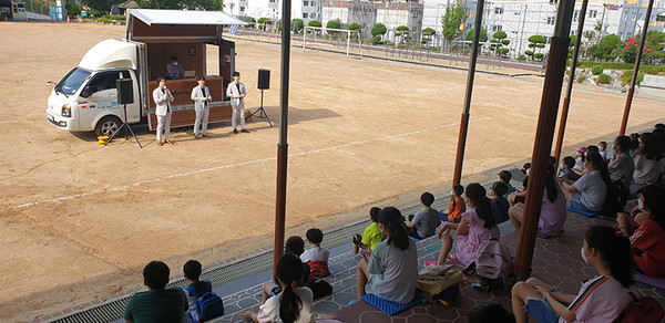인천 서부교육지원청 ‘찾아가는 등굣길 버스킹’의 공연 가수인 팝페라팀 ‘보헤미안’이 학교 운동장에서 아이들을 위한 무대를 선보이고 있다.