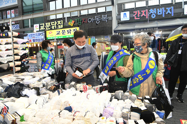 구리시 관계자들이 전통시장에서 코로나19 확산 예방을 위해 마스크 착용 홍보 캠페인과 방역활동에 구슬땀을 흘리고 있다.