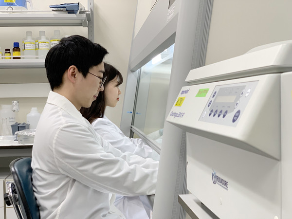 인천 송도국제도시 내에 입주한 바이오벤처기업 루다큐어 연구원들이 실험실에서 연구에 몰두하고 있다.