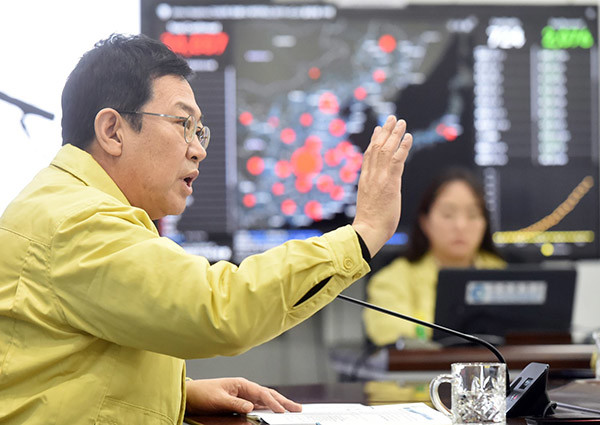 박남춘 인천시장이 코로나19 대응상황 점검회의를 진행하고 있다.