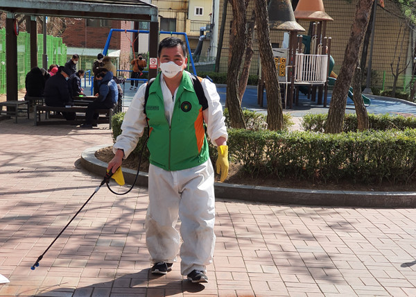 인천시 계양구 병방동 계양산 전통시장에서 ‘청해건어물’을 운영 중인 최동균 씨가 방역 봉사활동을 펼치고 있다.