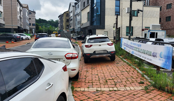 지난달 31일 오후 4시께 수원시 광교중앙마을 공영주차장 주변의 이면도로에 수십 대의 차량이 주차돼 있다.