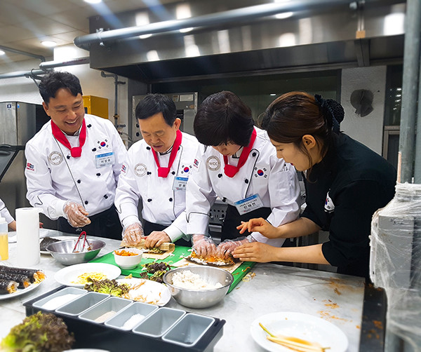 인천재능대 CEO요리대학 수강생들이 요리 수업을 듣고 있다.