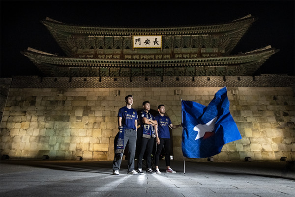 프로축구 K리그1 수원 삼성 선수들이 창단 25주년 기념 스페셜 유니폼을 입고 장안문 앞에서 기념촬영을 하고 있다.<제공=수원 삼성>