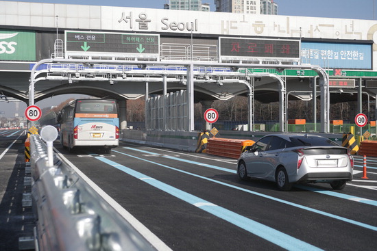 한국도로공사 수도권본부는 고속도로를 이용하는 택시운전자의 주행요금 결제 편의를 위해 하이패스 단발기와 연계한 시스템 보급에 나서고 있다. 사진은 하이패스로 고속도로 요금소를 통과하고 있는 차량들.