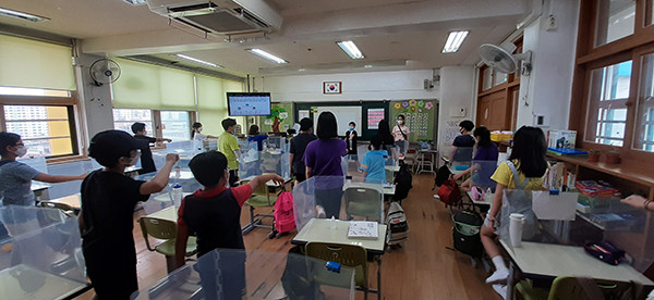 초등학교 1학년 학생들이 놀이활동을 통한 학습을 진행하고 있다.