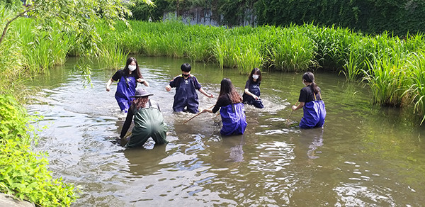 청소년 탐사대원들이 물환경센터 생태조사활동을 벌이고 있다.