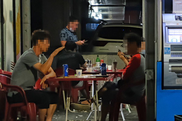 사회적 거리 두기 2.5단계가 진행 중인 최근 오후 9시를 넘긴 시간에 인천시 남동구의 한 편의점 야외 테이블에서 시민들이 술을 마시고 있다.  이진우 기자 ljw@kihoilbo.co.kr