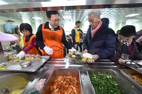 지난 1월 22일 설맞이 민생현장 방문 일환으로 노인문화센터 찾은 박남춘 시장.