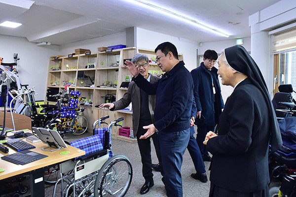 지난 1월 22일 설맞이 민생현장 방문 일환으로 장애인복지관 찾은 박남춘 시장.