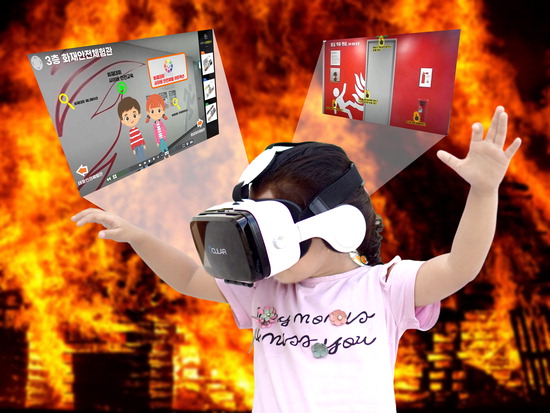 인천교육청이 사이버학생안전체험관을 구축한다고 밝혔다. 사진은 VR을 통해 화재상황 대응법을 배우고 있는 어린이. <인천교육청 제공>