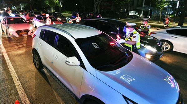 경기남부경찰청 경찰관들이 지난 18일 오후 수원시 팔달구의 한 도로에서 비접촉식 음주운전 단속을 실시하고 있다.  홍승남 기자 nam1432@kihoilbo.co.kr