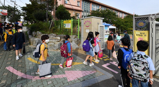 수도권 등교수업이 재개된 21일 인천시 미추홀구 숭의초등학교 앞에서 학생들이 줄지어 학교로 들어가고 있다.  이진우 기자 ljw@kihoilbo.co.kr