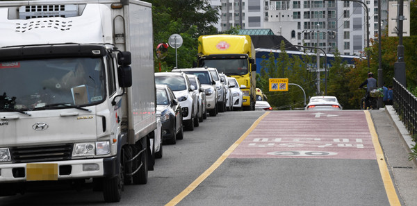 23일 수원시 장안구 수일로 233 일대 도로에 늘어선 불법 주정차 차량.    홍승남 기자