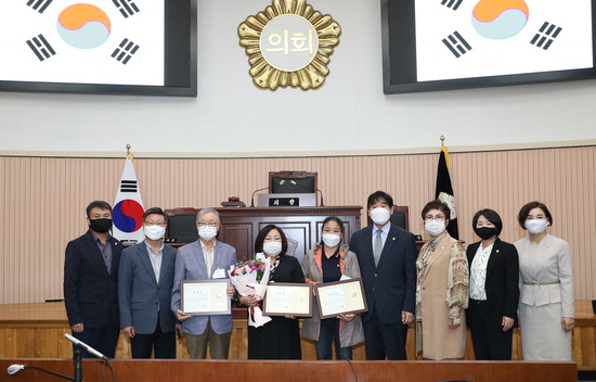 김형수 구리시의회 의장이 노인의날을 기념해 노인복지 유공자에게 표창장을 수여하고 수상자들과 기념촬영을 하고 있다.