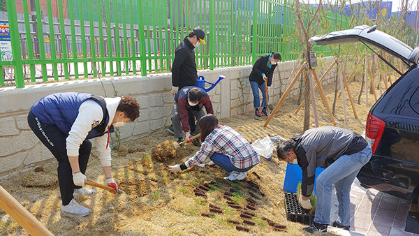 경기도교육청이 식목주간 학교숲가꾸기 행사를 열고 있다.