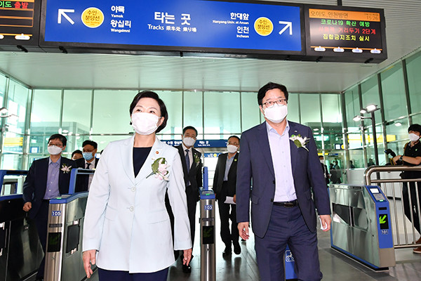 염태영 시장과 김현미 국토부장관이 수인분당선 개통식에서 함께 이동하고 있는 모습.