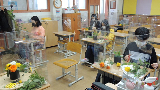 안양남초등학교 학생들이 직접 생화로 꽃꽂이 작품을 만들며 플로리스트 직업 체험을 하고 있다. <안양남초등학교 제공>