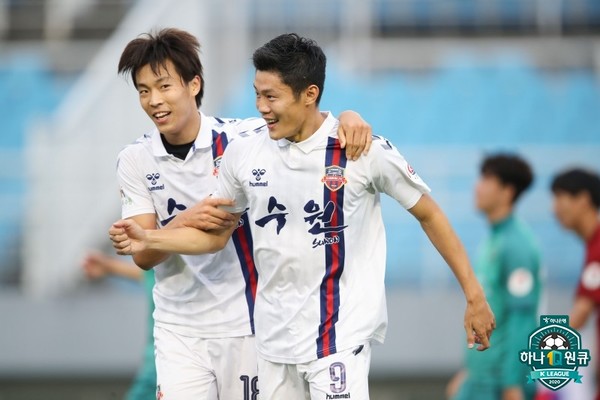 수원FC의 안병준(오른쪽)과 마사.사진=한국프로축구연맹 제공