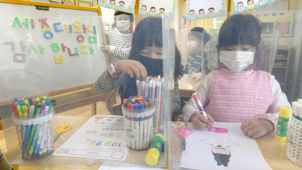 한글날을 하루 앞둔 8일 인천시 부평구 부개3동 어린이집에서 어린이들이 한글날의 의미를 배우며 세종대왕 그림그리기와 함께 한글 학습을 하고 있다.  이진우 기자 ljw@kihoilbo.co.kr