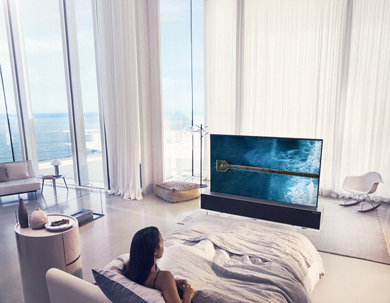 LG전자가 세계 최초로 선보인 롤러블(말리는) TV ‘LG 시그니처 올레드 R’가 본격 출시된다고 11일 밝혔다. 모델이 LG 시그니처 올레드 R로 영상을 관람하고 있다.   <LG전자 제공>