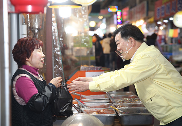 박승원 광명시장이 전통시장 상인을 만나 대화를 나누고 있다.