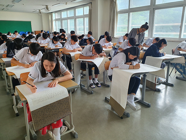 수업에 집중하고 있는 수원하이텍고 학생들.