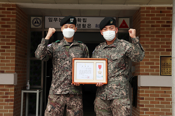 6군수지원단 예하 탄약대대 이진희 대위(왼쪽)와 박 건 하사