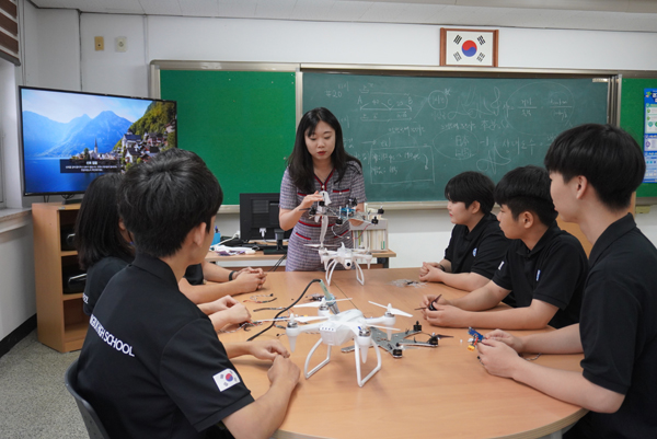 포천 영북고 드론과 학생들이 수업을 듣고 있다.