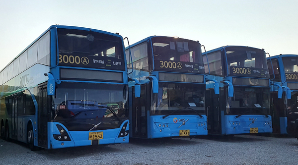 강화버스터미널 차고지에 멈춰져있는 2층버스 .사진=강화=김혁호 기자 kimhho2@kihoilbo.co.kr