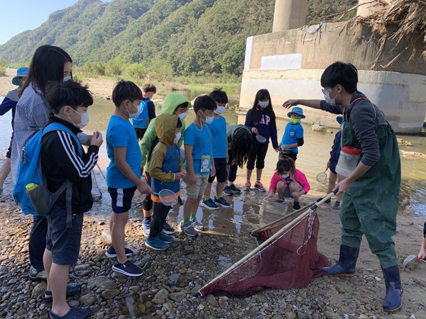 물고기 잡기 체험 중인 여강길 생태학교 학생들.