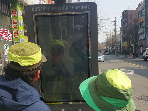인천 남구 용현동의 한 버스정류장. 햇빛에 반사돼 보이지 않는 LCD형 버스정보안내기화면.