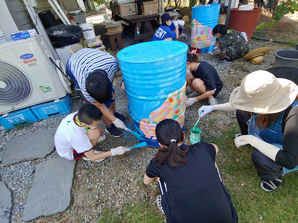 ‘업사이클링 캔아트’를 이용한 독도 조형물을 제작하고 있는 학생들.