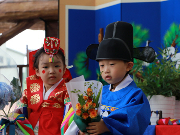 용문천년시장에서 열린 전통혼례 시연행사에 참여한 아이들.