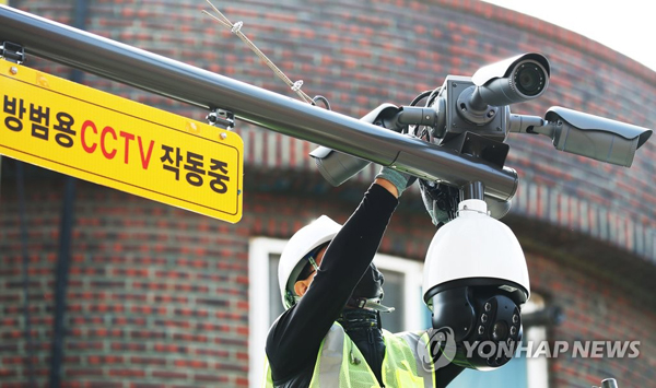 안산시의 한 골목길에서 관계자들이 방범용 CCTV를 설치하고 있다. /사진 = 연합뉴스