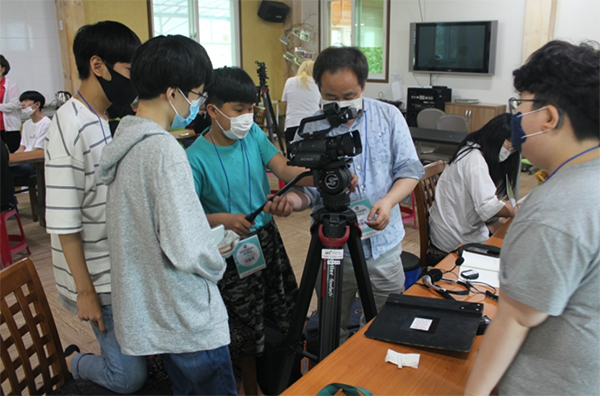 남양주 영화제작 꿈의학교 학생들이 카메라 사용법을 배우고 있다.