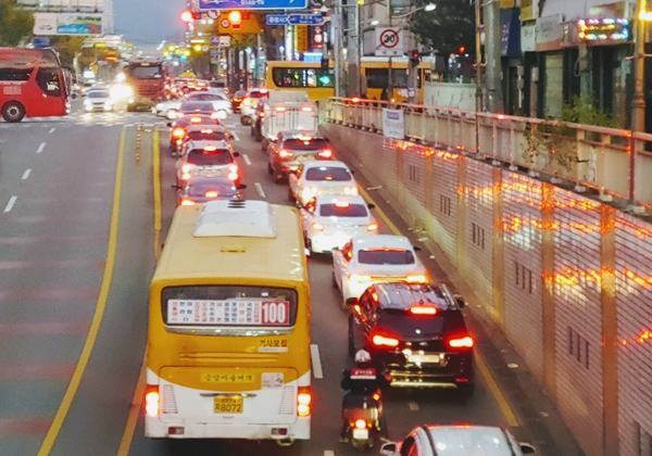 지난 11일 오후 6시께 오산시 남촌오거리에서 1번국도까지 이어지는 도로가 차량들로 가득 차 있다.