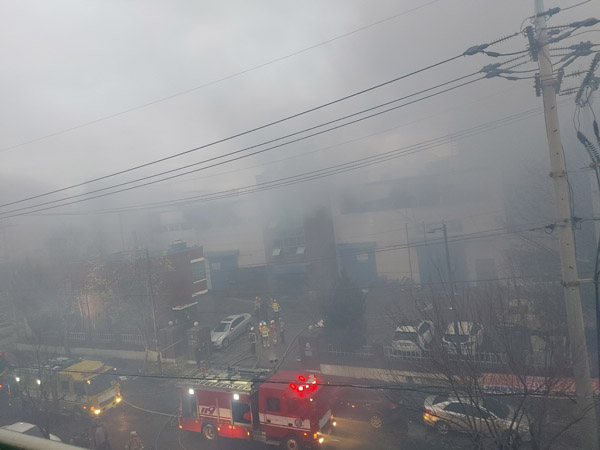19일 오후 인천 한 화장품 제조업체 공장에서 불이 나 소방당국이 진화작업을 벌이고 있다. 이 사고로 3명이 숨지고 6명이 다쳤다./연합뉴스