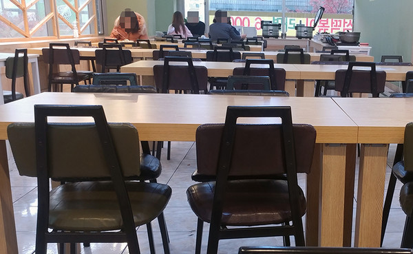 코로나19 확산세가 다시 커지면서 자영업자들의 근심이 깊어지고 있는 가운데 지난 20일 인천시 남동구의 한 식당이 한산한 모습을 보이고 있다. 이진우 기자 ljw@kihoilbo.co.kr