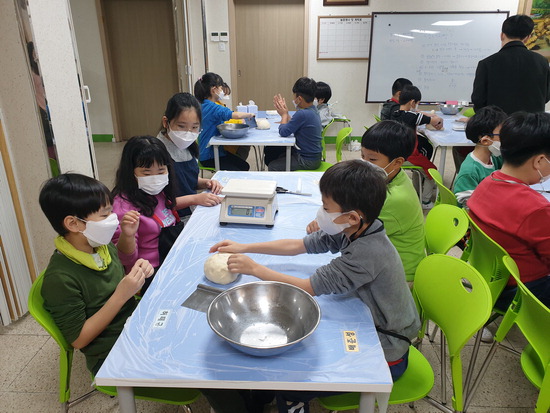 연천 은대초교가 지역 학생들에게도 ‘제빵교실’ 체험 기회를 제공한다고 밝혔다.